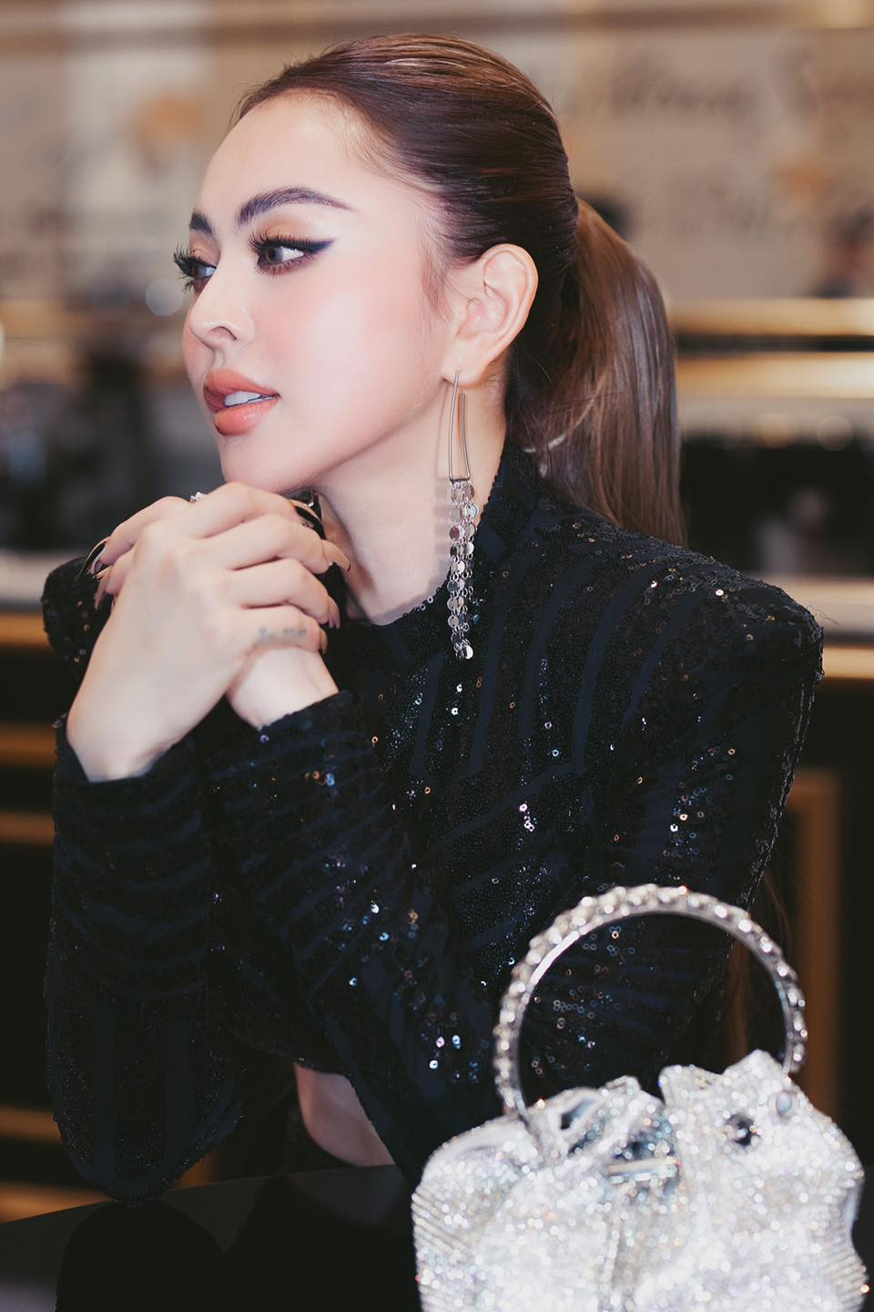 Với gương mặt xinh đẹp, vóc dáng chuẩn cùng tài ăn nói, hot girl Trang Nemo luôn có sức hút mỗi khi livestream bán quần áo.