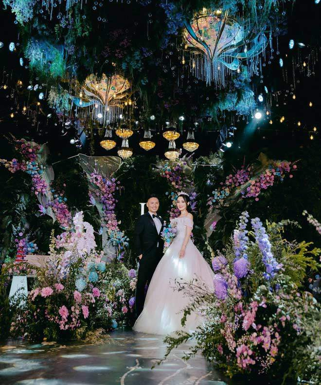 Bà nội không kìm nén được xúc động, mong cháu gái có được hạnh phúc bền lâu. Trước tình cảm của bố mẹ và bà, cô dâu xinh đẹp liên tục nở nụ cười rạng rỡ.