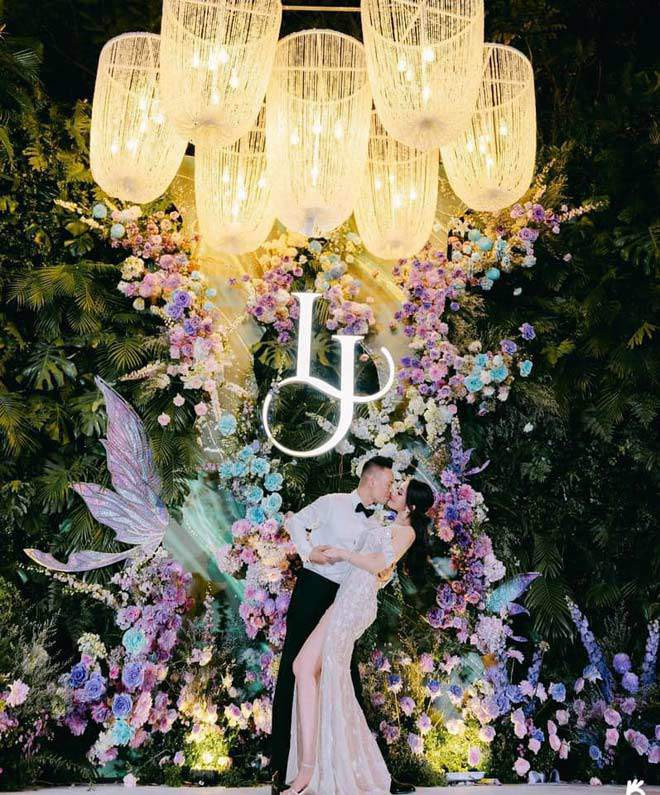 Ngay sau màn trao quà của phụ huynh, bà nội cô dâu cũng đứng ra trao tặng cho cháu gái một cuốn sổ đỏ, chính là căn nhà nơi đang tổ chức lễ vu quy cho cô dâu, chú rể.