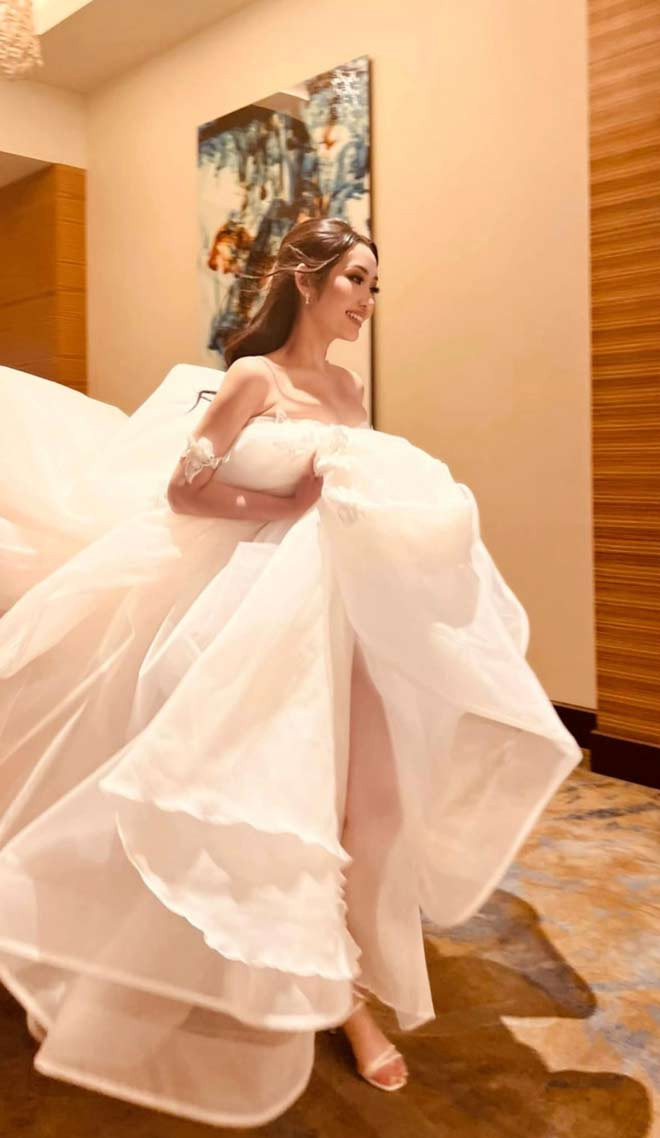 Linnie Phan và Jimmy Phan có 10 năm quen nhau trước khi kết hôn. Tình cảm của họ từng có lúc “đứt quãng” vì sự nghiệp chưa ổn định và tuổi trẻ mải mê trải nghiệm. Sau 7 năm xa cách, họ lại tìm về bên nhau khi đã đủ chín chắn, trưởng thành và quyết định “về chung một nhà”.