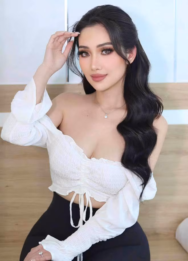 Được biết, đám cưới gây chú ý là của cặp đôi Linnie Phan và Jimmy Phan được tổ chức vào ngày 23/7 vừa qua. Cô dâu hiện làm việc trong lĩnh vực làm đẹp, sở hữu kênh Instagram với lượt theo dõi ấn tượng. Cả hai hiện sống và làm việc tại Mỹ.