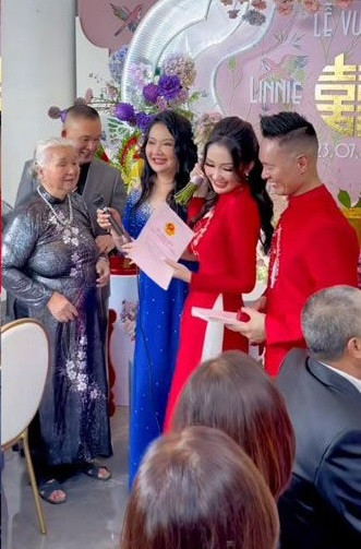 Gây bất ngờ hơn cả là màn trao quà cưới cho cô dâu – chú rể. Theo như đoạn video ghi lại, bố mẹ cô dâu xúc động trao của hồi môn cho con gái là 25 cuốn sổ hồng.