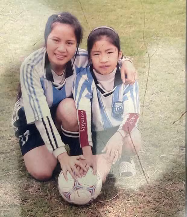 Quả thực, với hình ảnh đáng yêu, ngộ nghĩnh này, thật khó để tưởng tượng Thanh Nhã lớn lên lại trở thành hot girl của đội tuyển bóng đá nữ Việt Nam.