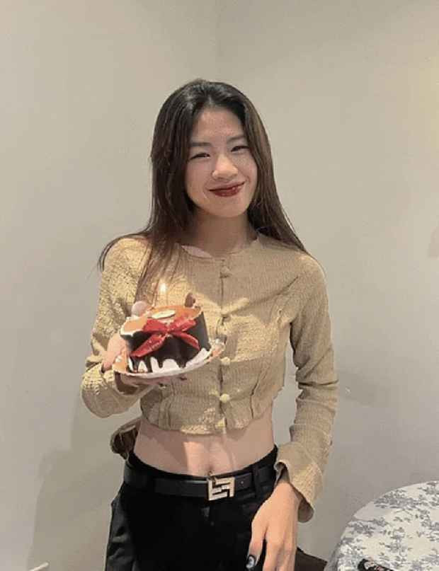 Ngoài đời, Thanh Nhã lựa chọn rất nhiều phong cách. Nữ cầu thủ này xuất hiện với vẻ ngoài ngọt ngào, nữ tính trong các bộ trang phục điệu đà, khoe lợi thế hình thể.