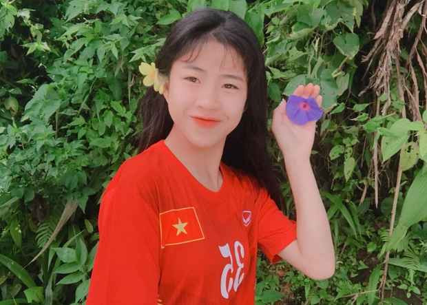 Dù ngoại hình và tư duy của gia đình đều không hướng Thanh Nhã đến nghiệp thể thao nhưng cô nàng lại bén duyên với trái bóng từ rất sớm. Bà Chi cho hay: "Ban đầu, tôi không đồng ý cho con đi đá bóng bởi con là gái. Thế nhưng, tình yêu bóng đá của con lại rất lớn".