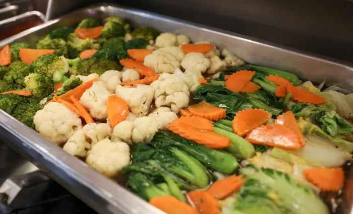 Rau xanh là khẩu phần không thể thiếu giúp các cầu thủ bổ sung dinh dưỡng dưới thời tiết nắng nóng ở Phnom Penh.