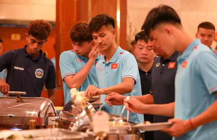 Đặc biệt, U22 Việt Nam ở chung khách sạn với tất cả các đội bóng đá nam và nữ tham dự SEA Games 32, trừ đội chủ nhà Campuchia. Tuy nhiên, ở khu vực sinh hoạt ăn uống, U22 Việt Nam được sắp xếp ở một góc riêng.