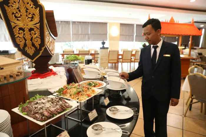 Các nhân viên tại khách sạn dành rất nhiều thời gian để chuẩn bị các món ăn và việc trưng bày một cách chuyên nghiệp nhất.