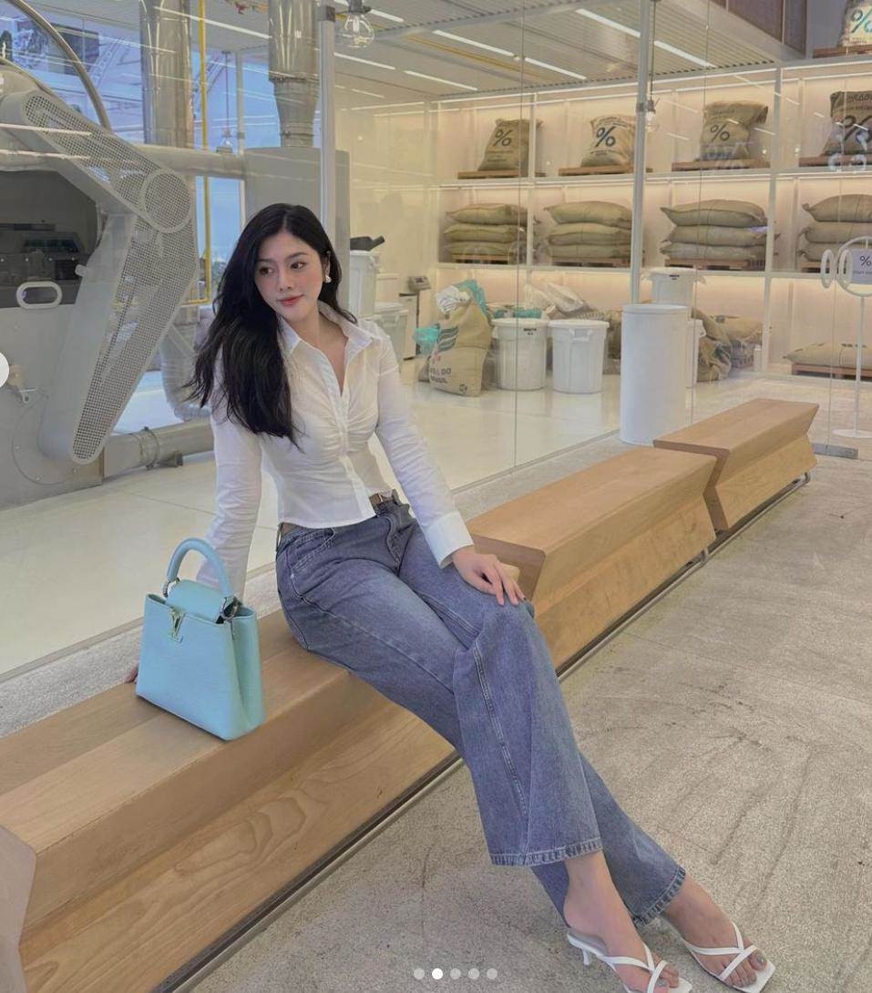 Huỳnh Tiên là một trong những người đẹp nổi tiếng, cô hoạt động đa nghề trong ngành giải trí với vai trò ca sĩ, người mẫu, diễn viên. Ngoài sở hữu gương mặt xinh đẹp, cựu "gà cưng" của Vũ Khắc Tiệp còn sở hữu chiều cao 1,82m đáng ngưỡng mộ.