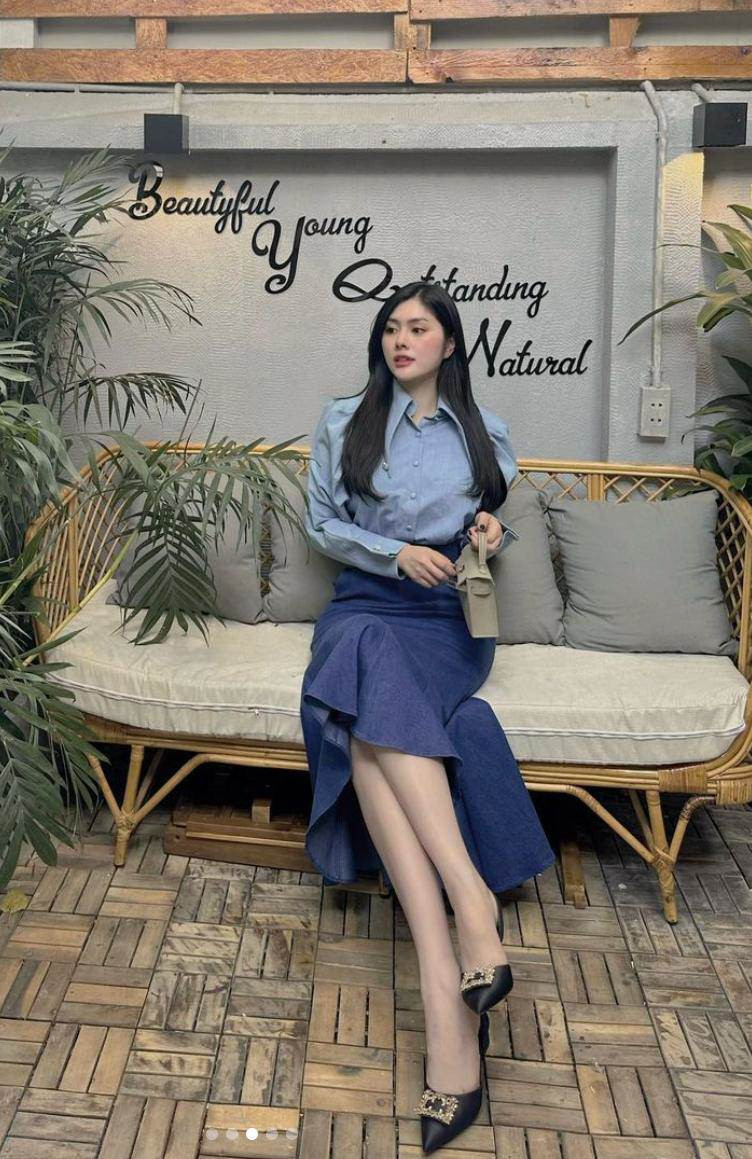 Ngoài ra, nàng rich kid này cũng từng thử phối áo sơ-mi cùng chân váy, quần short mang đến hình ảnh khác cho bản thân. Đây được nhận xét là cách mặc đơn giản nhưng mang lại hiệu quả cao, dễ dàng ứng dụng cho nhiều trường hợp.