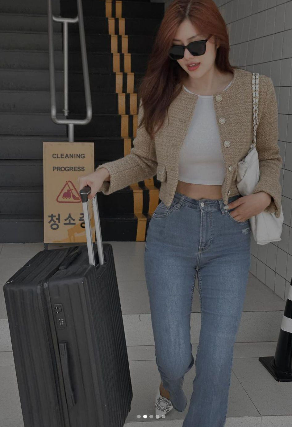 Vì khuyết điểm của tôi là có một bờ vai không được mong manh cho lắm nên tôi sẽ chọn những chiếc đầm ôm có thể phô được ưu thế vòng 1 và vòng 2. Còn những hôm đi loanh quanh ăn sáng gần nhà, lười phối đồ và không biết mặc gì, tôi sẽ chọn mặc đồ tập gym cho thoải mái." Huỳnh Tiên cho biết thêm.