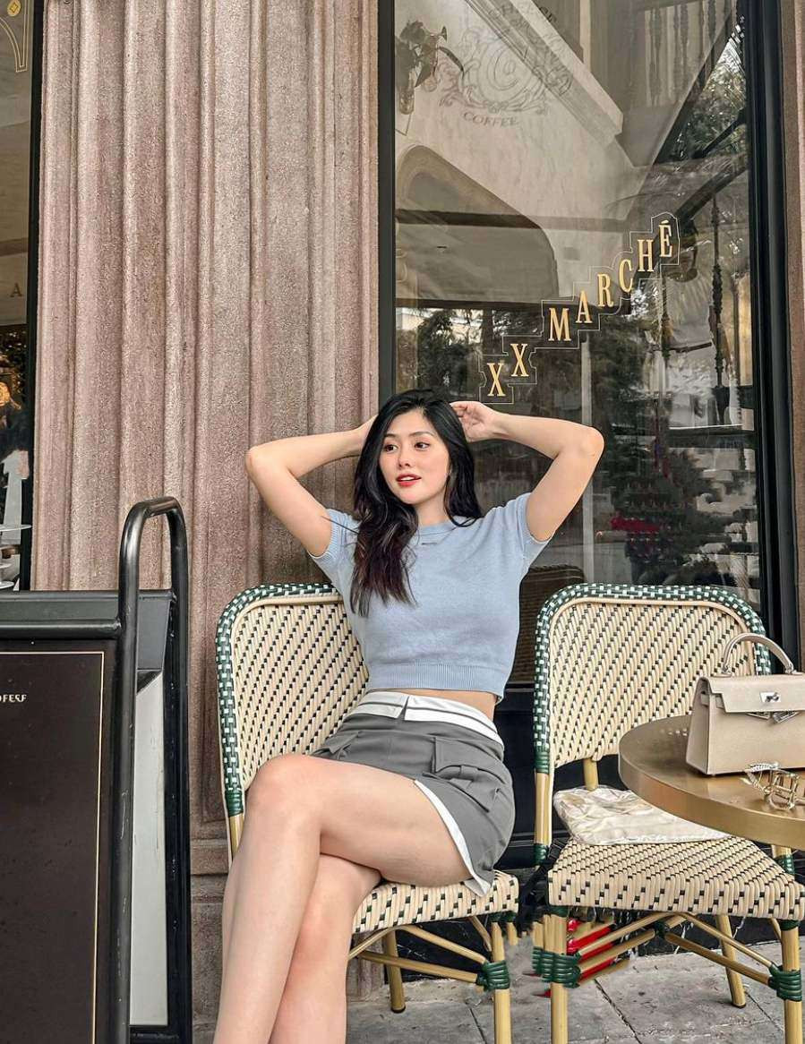 Kiểu quần short khoe chân thon, tôn dáng cũng được Huỳnh Tiên ưu ái.