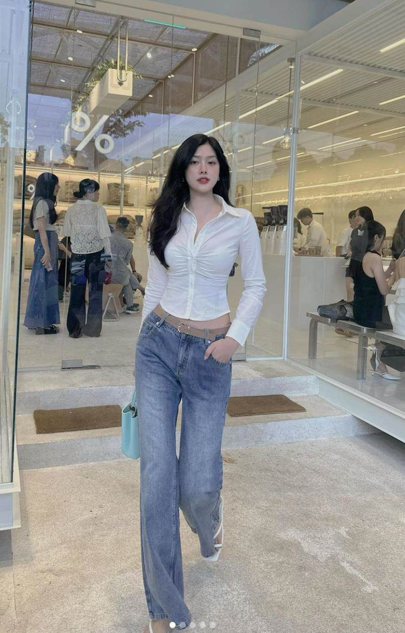 Từng theo học tại RMIT nên Huỳnh Tiên cũng được đặt danh xưng là "tiểu thư RMIT", trên trang cá nhân, cô nàng thường chia sẻ những khoảnh khắc ăn diện ngọt ngào, gợi cảm.