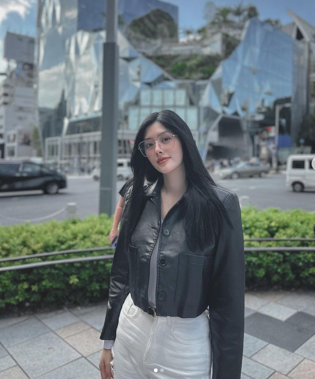 Bên cạnh đó, các mẫu áo ngắn, áo croptop khoe eo thon cũng là item thường được Huỳnh Tiên chưng diện.