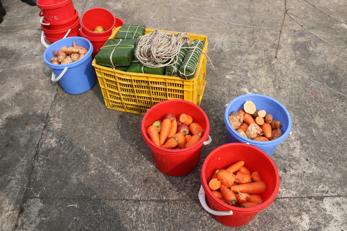 Những loại thức ăn yêu thích của gấu được các nhân viên Trung tâm Cứu hộ Gấu Việt Nam chuẩn bị.