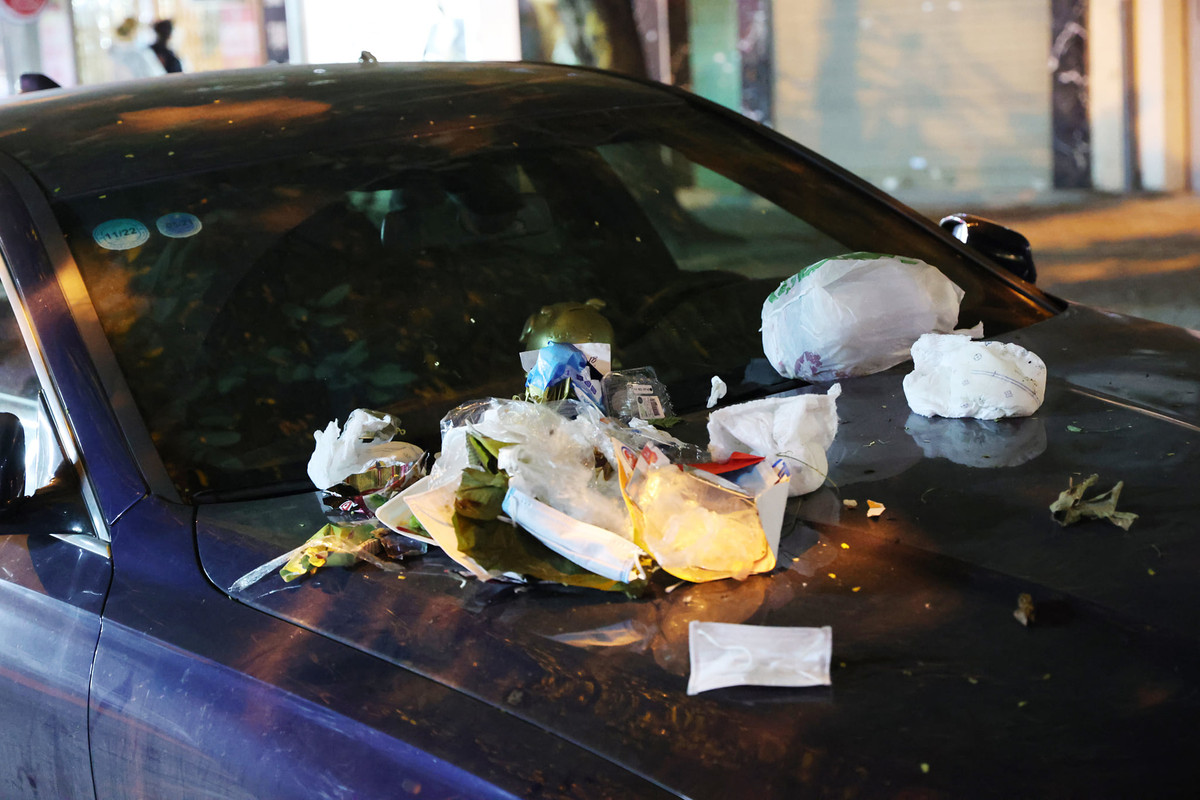 Thời gian qua, câu chuyện đỗ xe ô tô trên phố trở thành tâm điểm bàn tán trên MXH. Mới đây, hình ảnh chiếc xế hộp màu trắng đỗ bên đường và bị xe rác vây quanh thu hút sự chú ý.