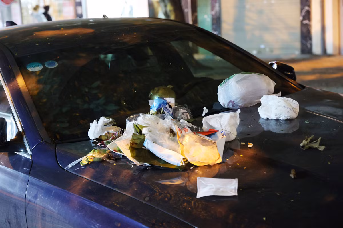 Thời gian qua, câu chuyện đỗ xe ô tô trên phố trở thành tâm điểm bàn tán trên MXH. Mới đây, hình ảnh chiếc xế hộp màu trắng đỗ bên đường và bị xe rác vây quanh thu hút sự chú ý.