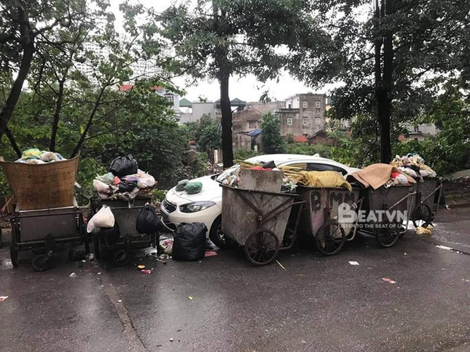 Lại một chiếc xe sang bị bao vây bởi những chiếc xe rác khi dám "xâm phạm lãnh địa".