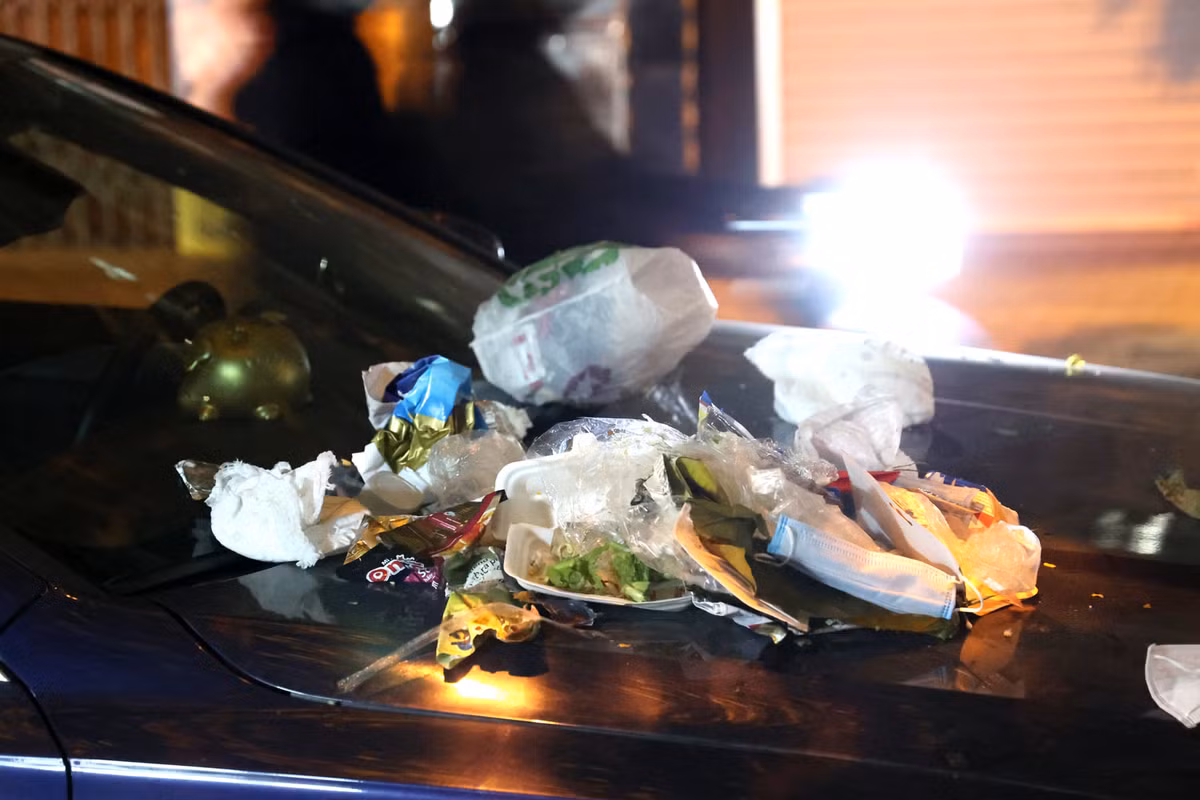 Theo nhiều ý kiến, việc đỗ xe không đúng quy định và phải lãnh hậu quả là những túi rác bị ném trước kính xe.