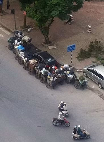 Tại Hà Nội, một chiếc xe đỗ vào khu vực tập kết rác và bị bao vây. Không hiểu sau hậu quả này, chủ xe sẽ tính sao để thoát khỏi ma trận.