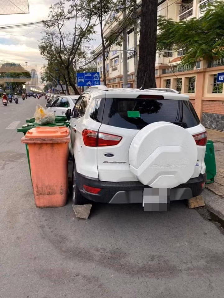 Hay chiếc ô tô đỗ sai quy định và phải lãnh hậu quả là 5 thùng rác vây quanh và 2 bánh sau được chặn gạch cẩn thận ở Cần Thơ từng gây sốt mạng.