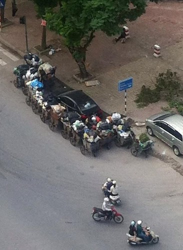 Tại Hà Nội, một chiếc xe đỗ vào khu vực tập kết rác và bị bao vây. Không hiểu sau hậu quả này, chủ xe sẽ tính sao để thoát khỏi ma trận.