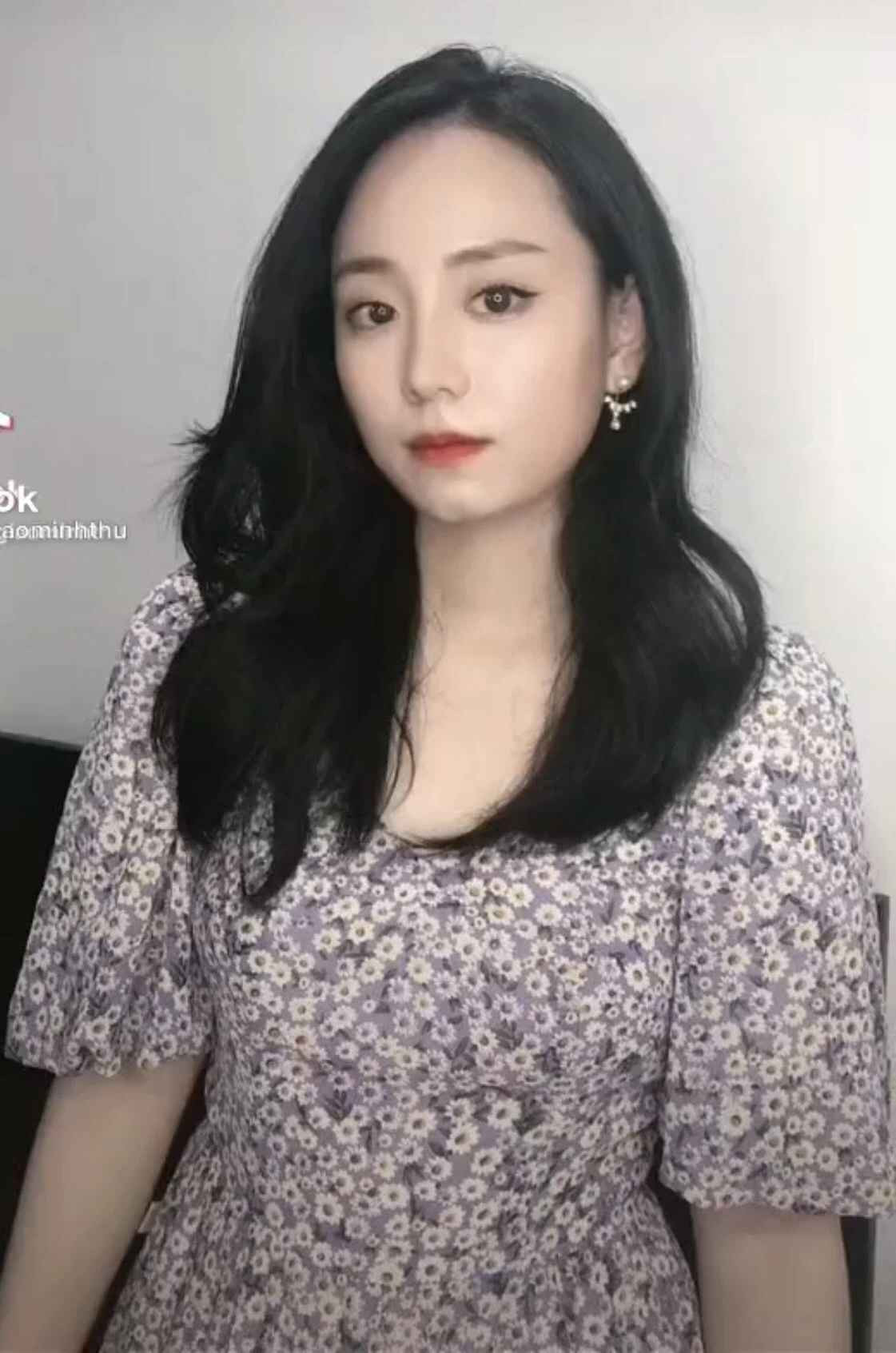 Mới đây, nhiều người đồn đoán Minh Thu đã tốt nghiệp Đại học Sư phạm Hà Nội vì thấy cô đăng ảnh mặc áo cử nhân trên MXH.