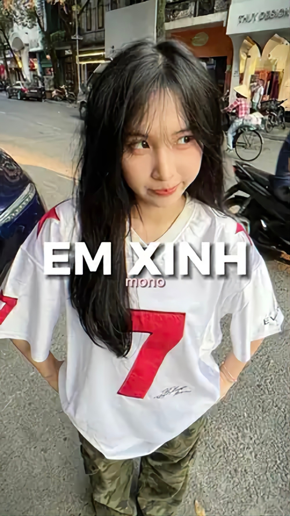 Có hẳn đoạn clip hướng dẫn để các bạn trẻ có thể đu trend "Em xinh".