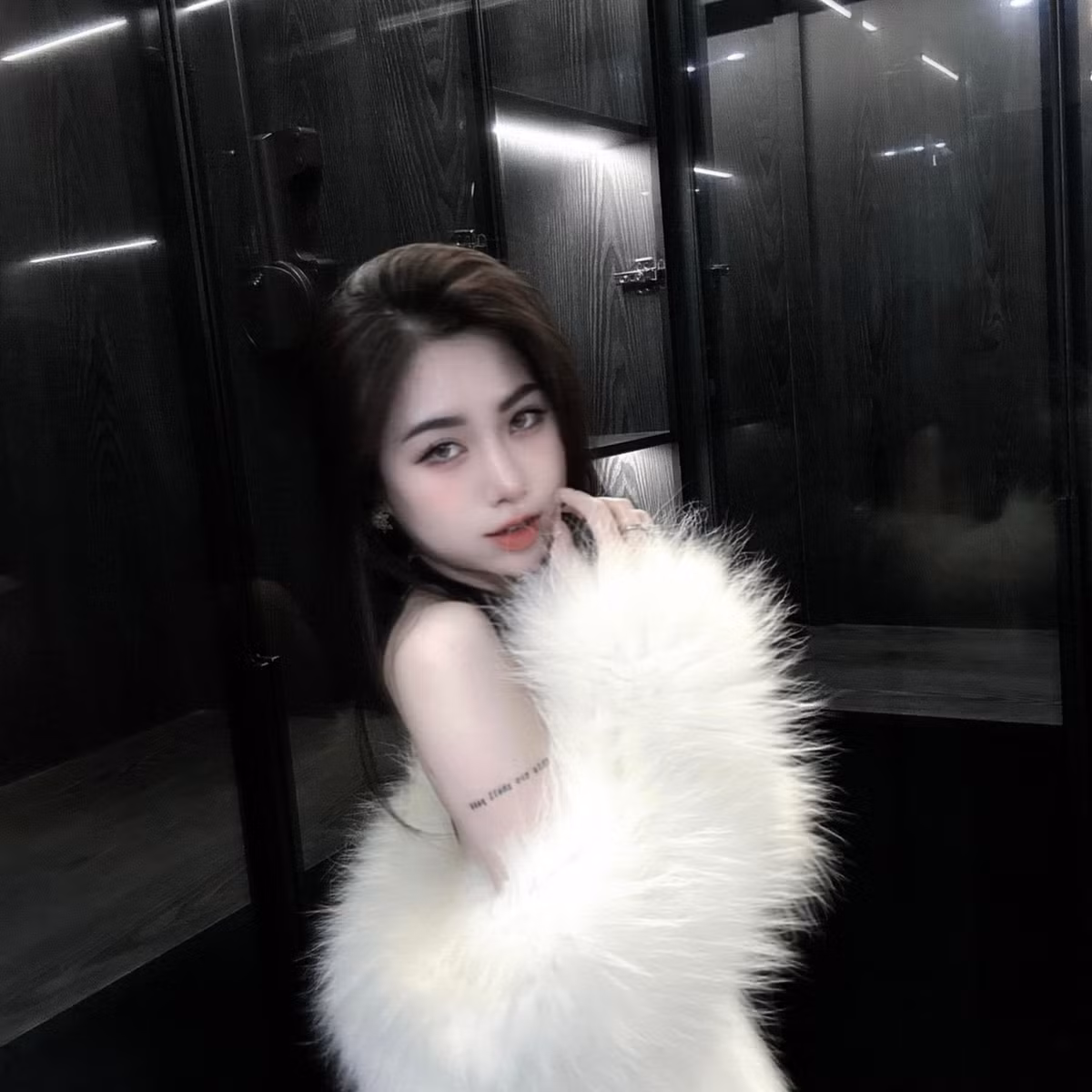 Nguyễn Nụ có vóc dáng mảnh mai. Cô nàng rất biết cách chăm chút cho bản thân, luôn xuất hiện với hình ảnh chỉn chu.