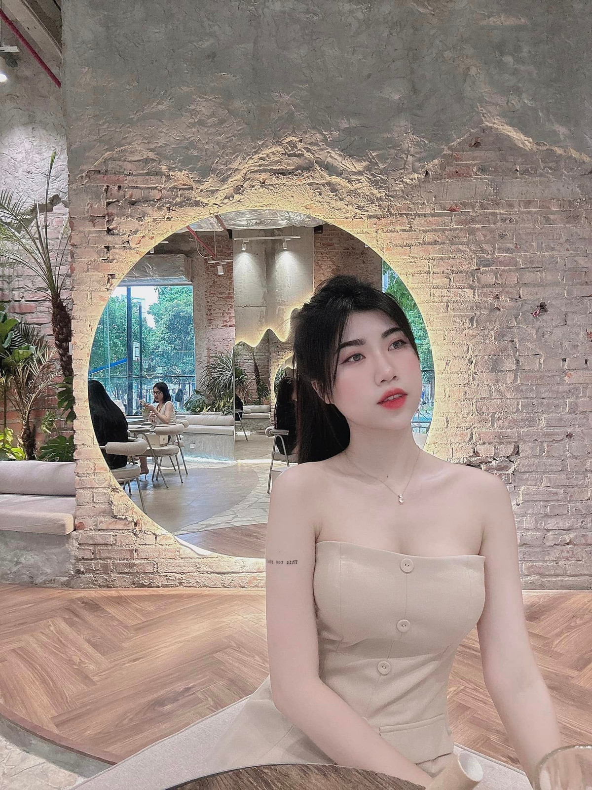 Nguyễn Nụ cũng luôn biết cách động viên, cổ vũ anh trai trong sự nghiệp sân cỏ. Cô nàng chăm chỉ đến khán đài cổ vũ Văn Toàn trong những trận cầu quan trọng.