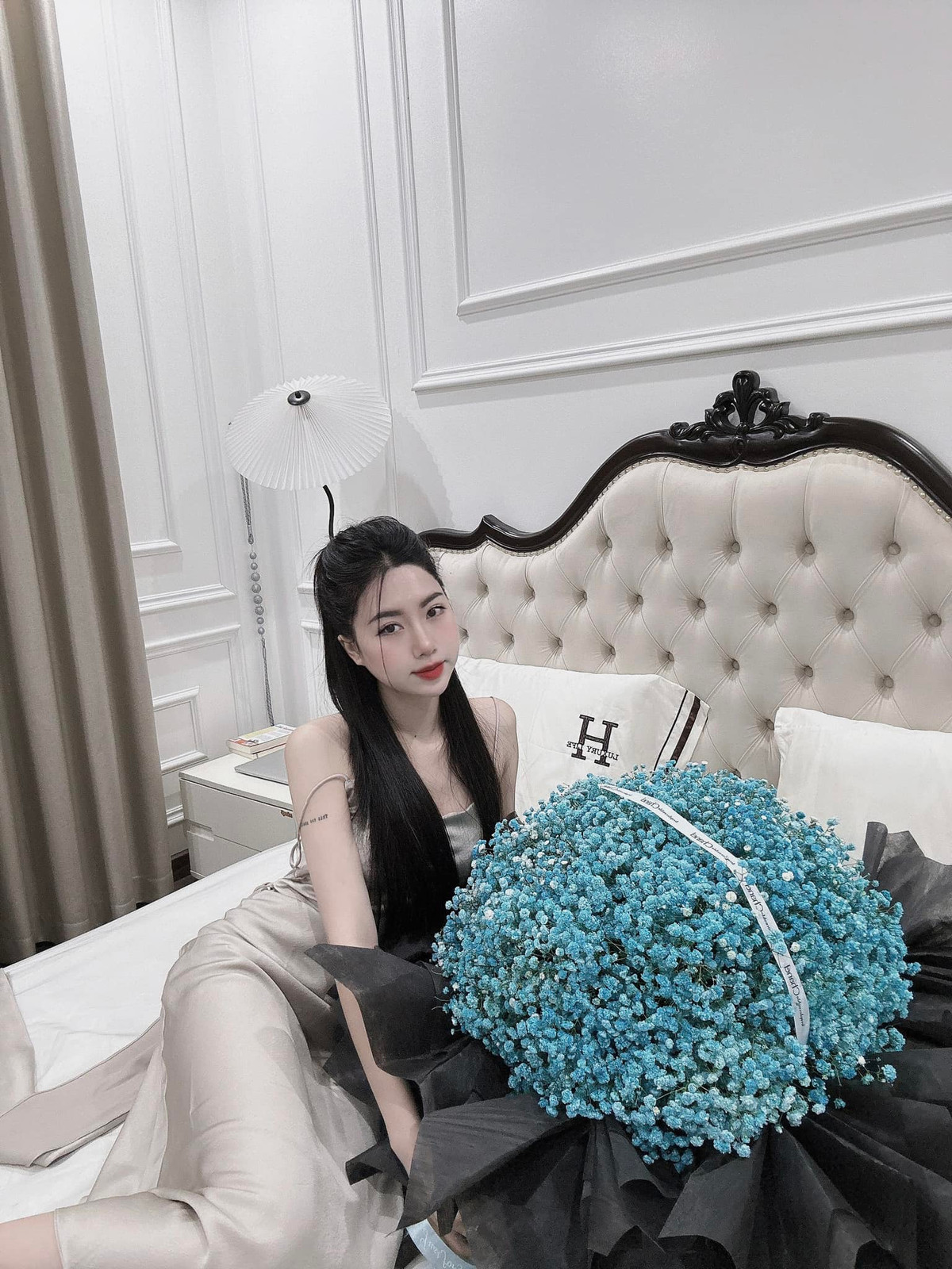 Nguyễn Nụ được nhận xét ngày càng khả ái. Cô nàng theo đuổi phong cách quyến rũ.