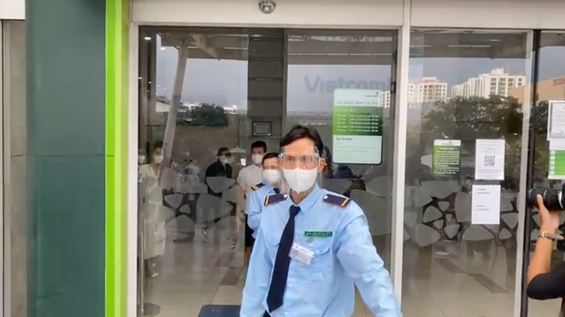 Mẫu câu bác thường dùng nhất bao gồm: "Mọi người đứng giãn cách ra!"/ "Tránh xa nhau ra!"/ "Đứng xa nhau ra nào!".