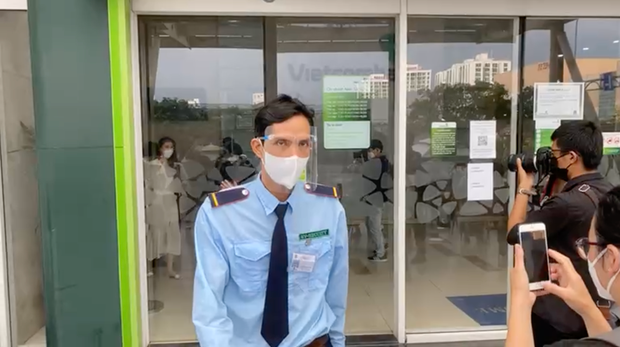 Chưa hết, cũng chính vì những lời giục giã liên tiếp từ bác bảo vệ này mà chỉ sau 15 phút phát sóng trực tiếp, vợ chồng Công Vinh - Thủy Tiên đã phải ngậm ngùi tắt live ra về, không quên mang theo 8 thùng chứa 18.000 trang văn bản sao kê ngân hàng.