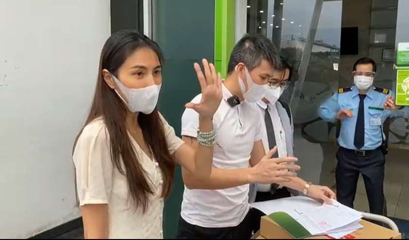 Vợ chồng Công Vinh - Thủy Tiên ra về với 18.000 trang sao kê của mình, hẹn dịp đăng lên mạng cho netizen theo dõi sau