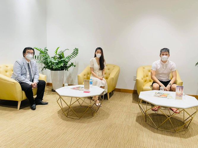 Chiều ngày 17/9, vợ chồng Công Vinh - Thủy Tiên như lời đã hứa đã đến ngân hàng để nhận 18.000 tờ sao kê số tiền 177 tỷ đồng từ thiện mình từng kêu gọi.