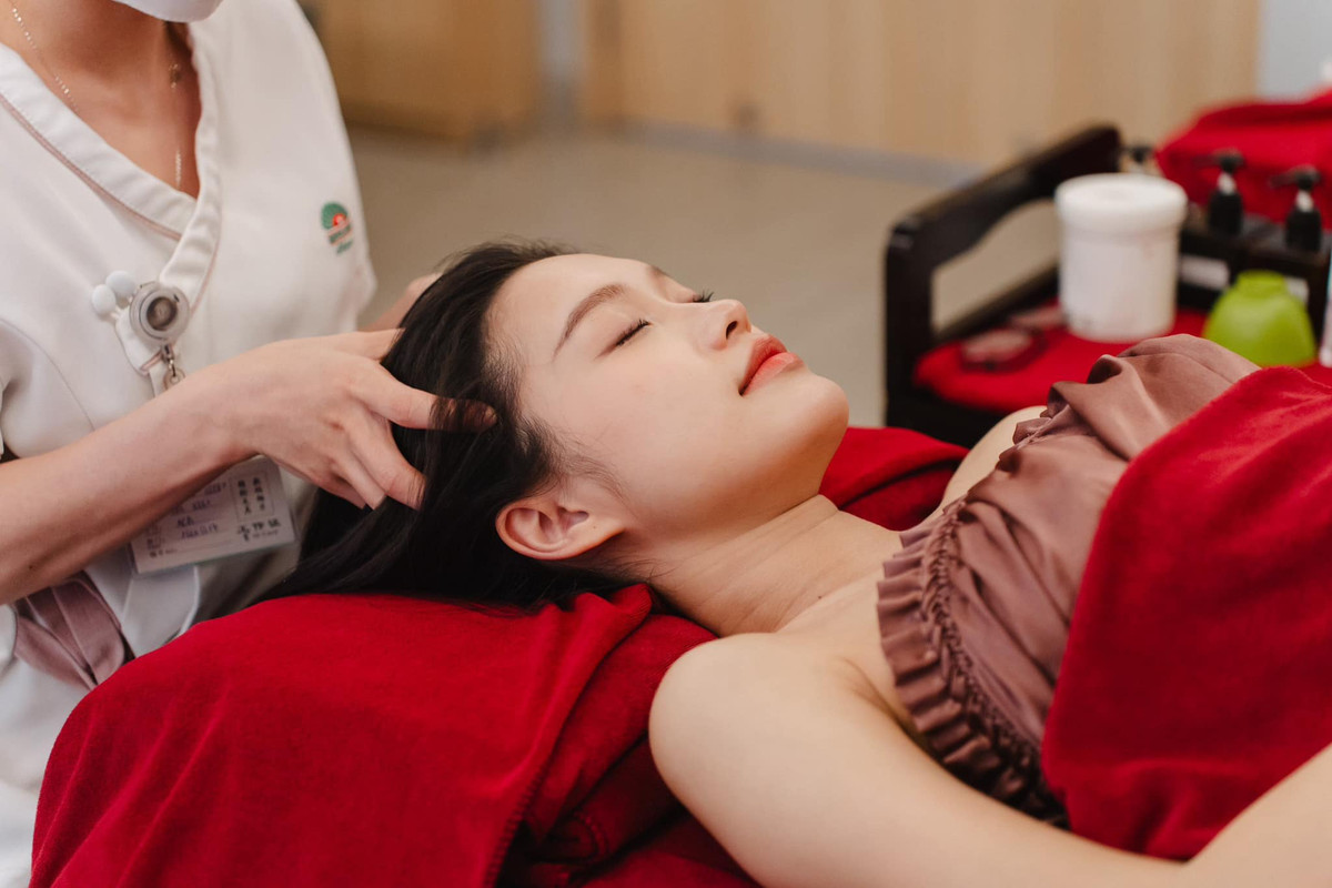 Không những vậy, vợ Đoàn Văn Hậu còn thường xuyên rơi vào tình trạng nhức mỏi cơ vì hay quên uống canxi.