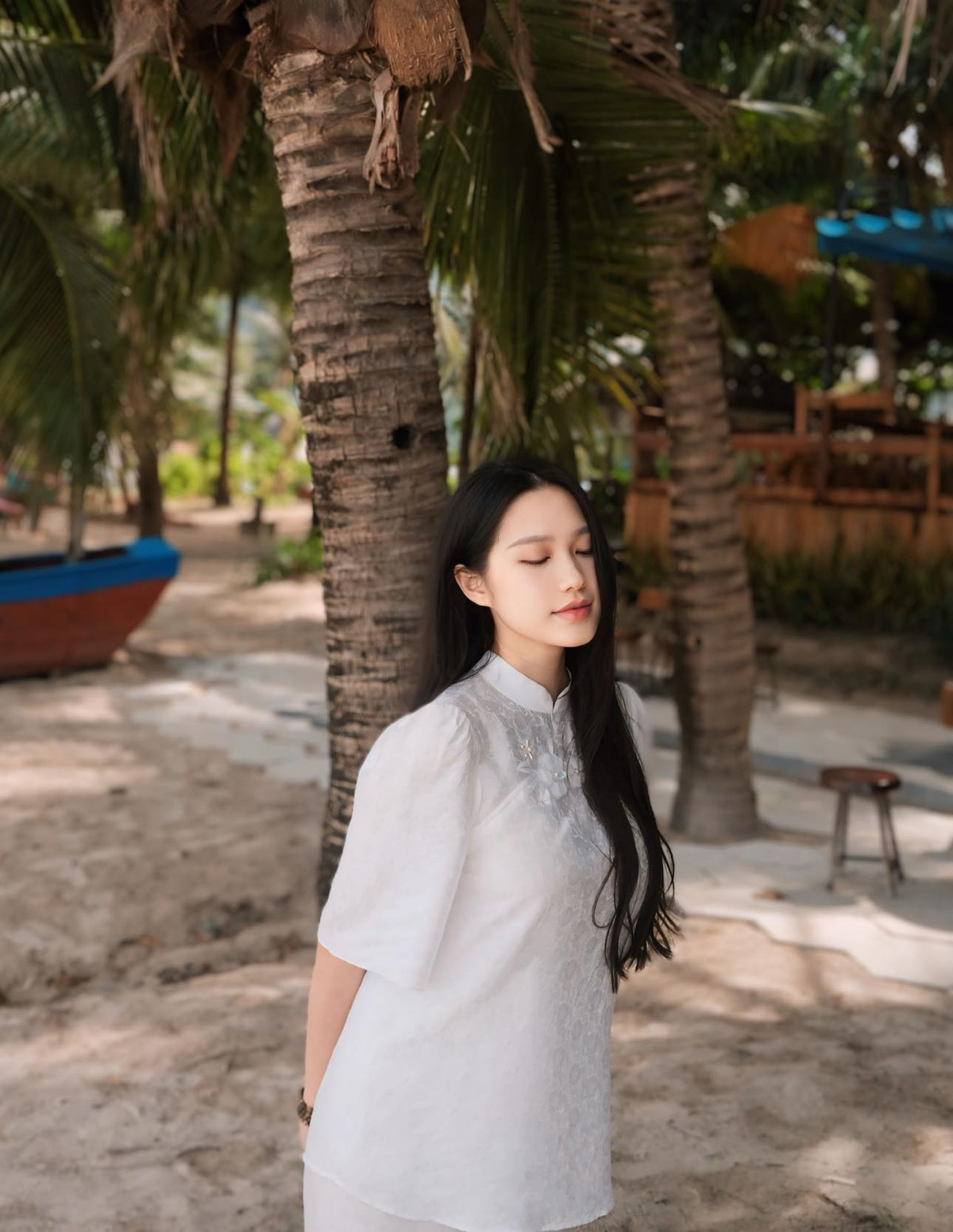 Tại một khoảnh khắc khác, Doãn Hải My còn diện mẫu váy ngắn, tự tin tạo dáng trước gương. Cô để lộ đôi chân dài nuột nà cùng vóc dáng thon gọn, chuẩn chỉnh.