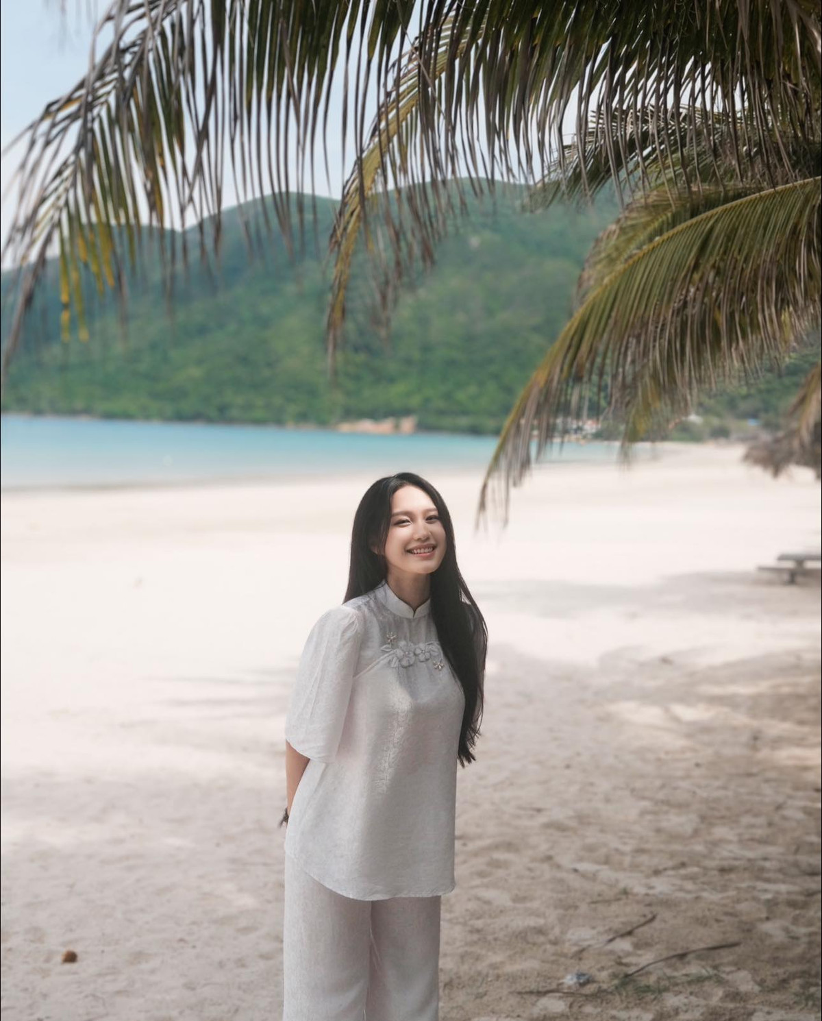 Vợ Đoàn Văn Hậu chỉ cần thoa một chút son dưỡng nhẹ nhàng, khiến đôi môi căng bóng cũng đã đủ để làm sáng bừng nhan sắc ngọt ngào, trong veo tựa thần tiên tỷ tỷ.