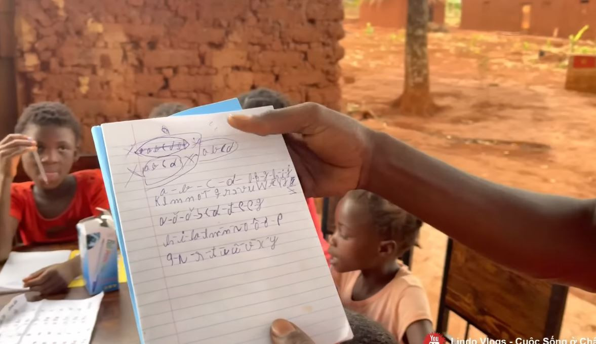 Ai sau khi xem đoạn video dạy học của Lindo cũng dành lời khen cho chàng trai châu Phi này khi học được tiếng Việt rất nhanh chóng còn có thể dạy người khác.