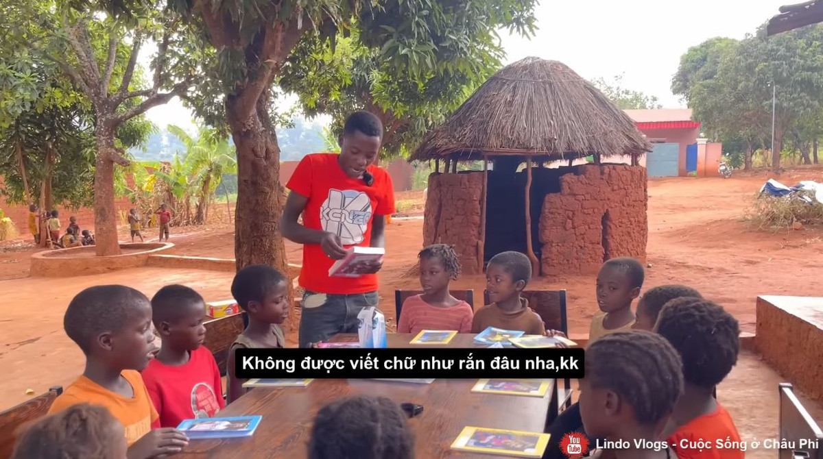 Để chuẩn bị cho buổi học này, Lindo đã chuẩn bị đầy đủ dụng cụ học tập và phát cho mỗi bạn nhỏ một vở, một bút.