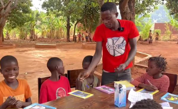 Đặc biệt, trong suốt quá trình học, “Thầy giáo” của team Quang Linh Vlogs liên tục nhắc nhở học trò "không được viết như rắn đâu nhé". Tuy nhiên, kết quả khiến anh phải thốt lên: "Viết mà như vẽ rắn như thế này!"