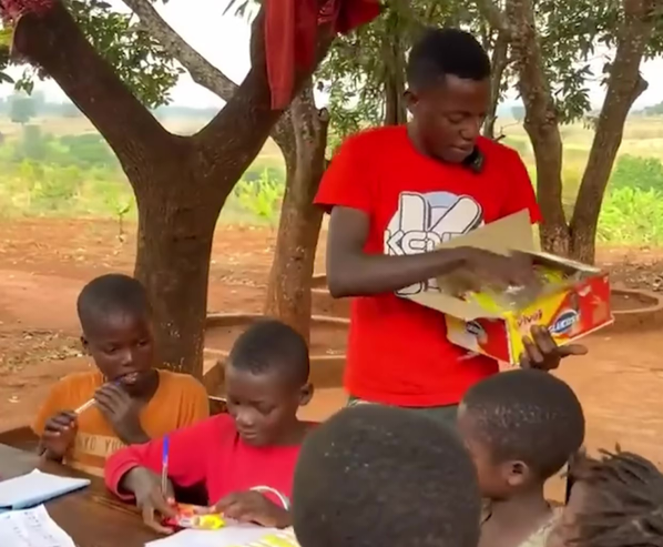 Sau một thời gian học tập, Lindo cũng tâm lý chuẩn bị bánh cho các bạn nhỏ như một món quà tinh thần để động viên, khích lệ các em học tập.