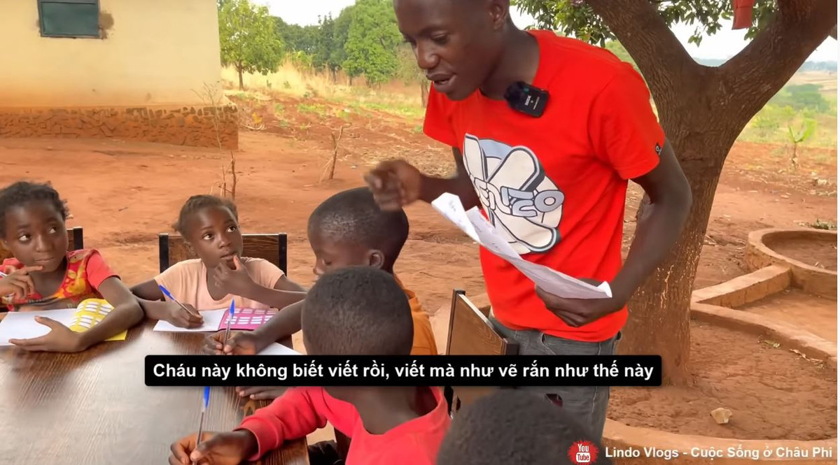 Để phục vụ cho quá trình giảng dạy, Lindo chu đáo in bảng chữ cái để học trò tiện theo dõi.