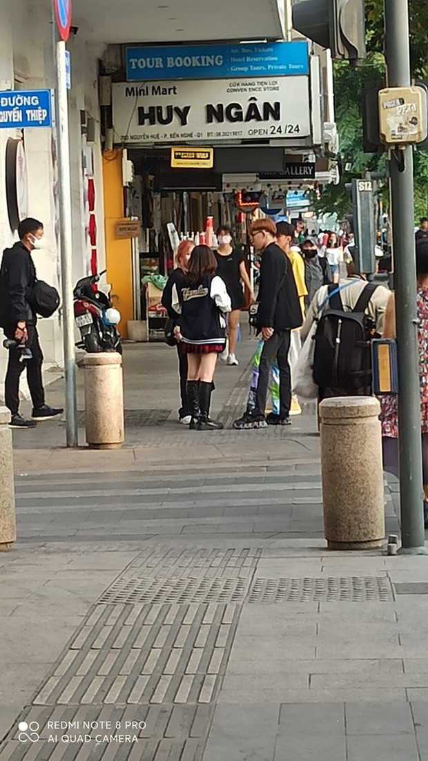 Trong ảnh, nữ streamer Linh Ngọc Đàm lộ rõ chiều cao khiêm tốn của mình.