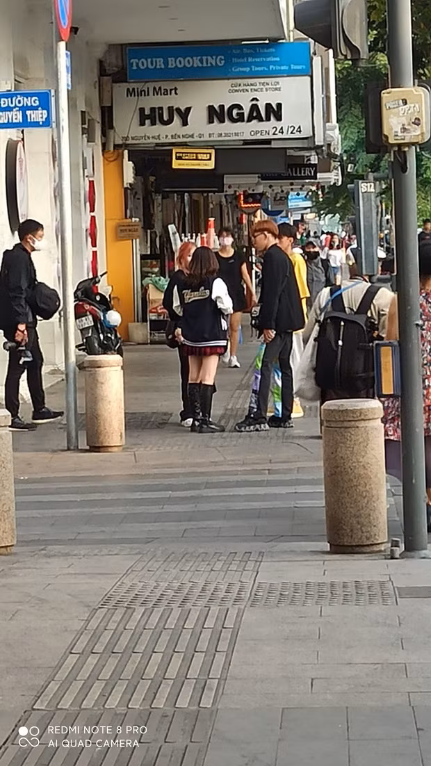 Trong ảnh, nữ streamer Linh Ngọc Đàm lộ rõ chiều cao khiêm tốn của mình.