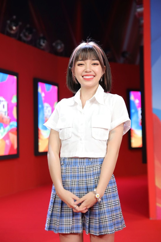 Nếu chú ý kĩ trang cá nhân của Linh Ngọc Đàm, cô nàng cũng rất biết cách để giấu đi điểm yếu khiêm tốn chiều cao của mình.