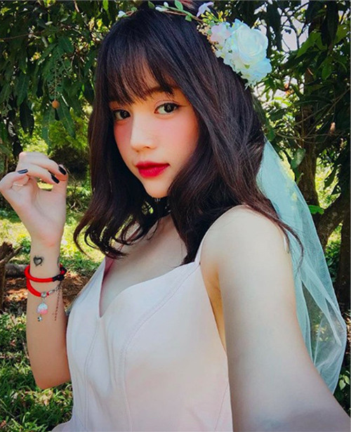 Linh Ngọc Đàm đã dùng tuyệt chiêu photoshop để hack dáng, kéo chân dài thêm 30cm.