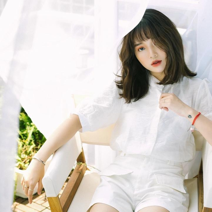 Lập tức, nữ streamer đã chụp màn hình và đăng lên story kèm dòng trạng thái giận dỗi: "Lần sau gặp nhau mà không thể kéo chân nhau dài ra 30cm thì làm ơn coi như đừng thấy tôi trên cuộc đời này đi các bạn ạ chứ tại sao lại đối xử với nhau như thế, hận - Trích đoạn Nỗi buồn của cô gái 1m20".