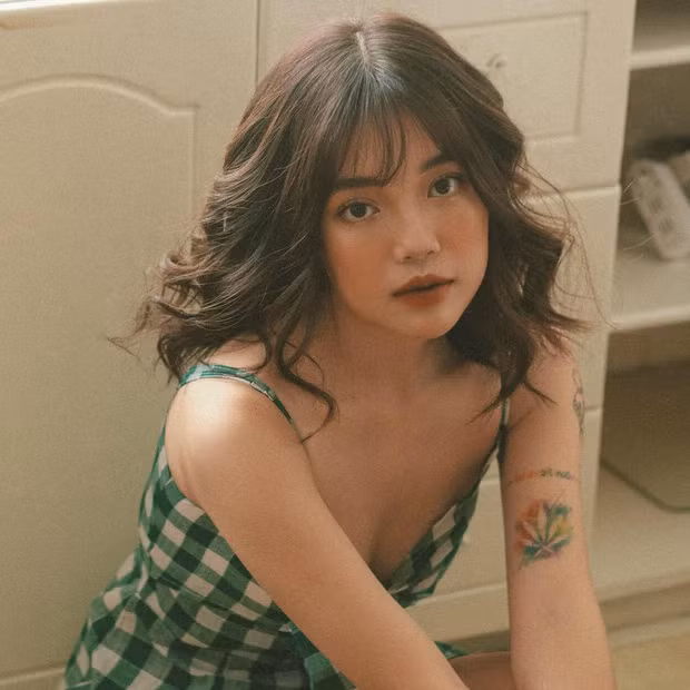 Không dừng lại ở đó, Linh Ngọc Đàm còn lầy lội bình luận phía dưới bài đăng của bạn fan.