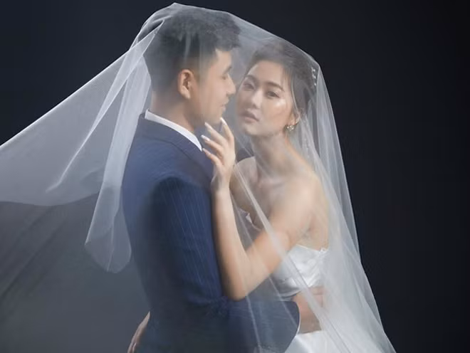 Cô dâu trong clip gây ấn tượng bởi gương mặt xinh đẹp, đôi mắt to tròn. Nụ cười rạng rỡ đã cho thấy, cô dâu vô cùng hạnh phúc và mãn nguyện trong ngày vui của mình.